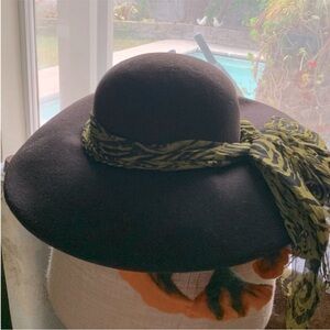 Vintage Elegant Black Wide-Brim Hat with Green Scarf size M